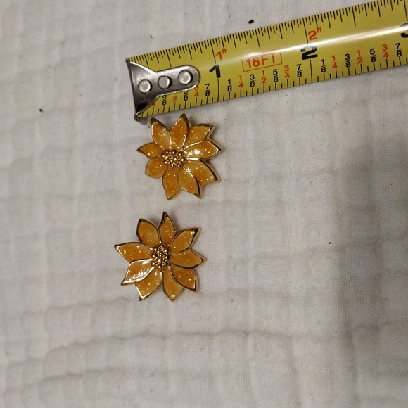 Vintage Avon 1980, earrings glitter enamel yellow poinsettia gold tone. - Picture 3 of 3